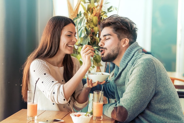 Casal feliz no restaurante tomando café da manhã