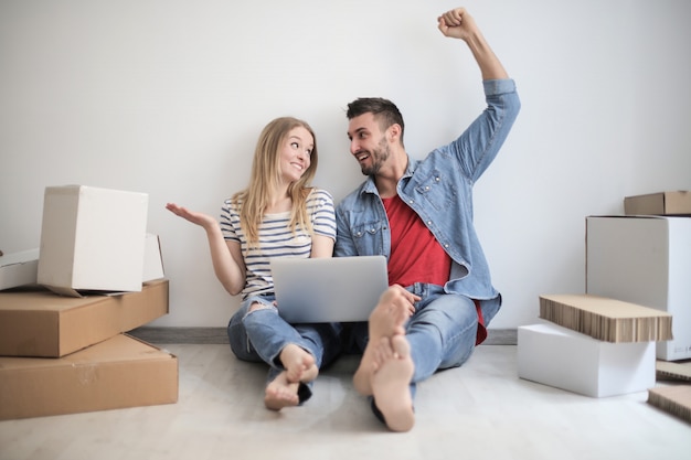 Casal feliz nova casa