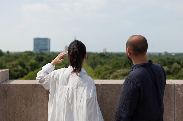 Casal feliz olhando para a vista da cidade metropolitana