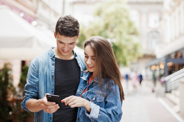 Casal feliz olhando para o celular