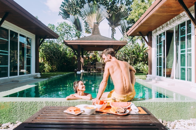 Casal feliz, passar o tempo em uma bela casa de férias