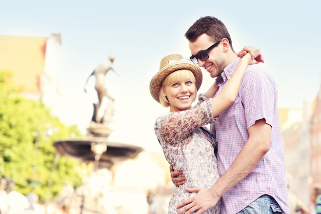 casal feliz passeando por Gdansk na Polônia