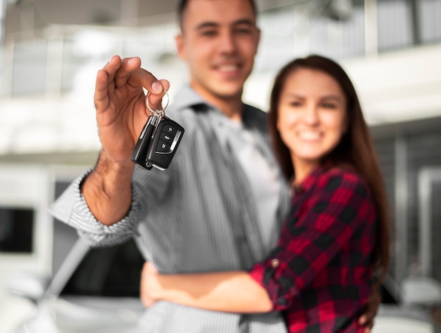 Foto casal feliz por comprar carro novo