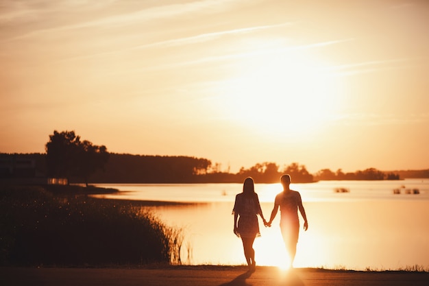 Casal feliz pôr do sol