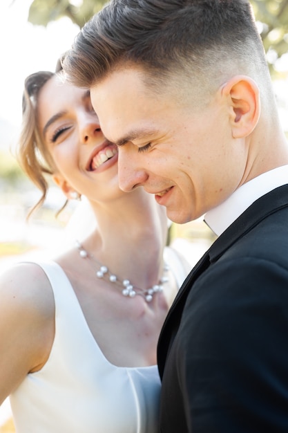 Casal feliz posando ao ar livre