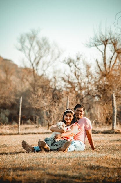 Casal feliz posando no campo recém-casado casal de noivos