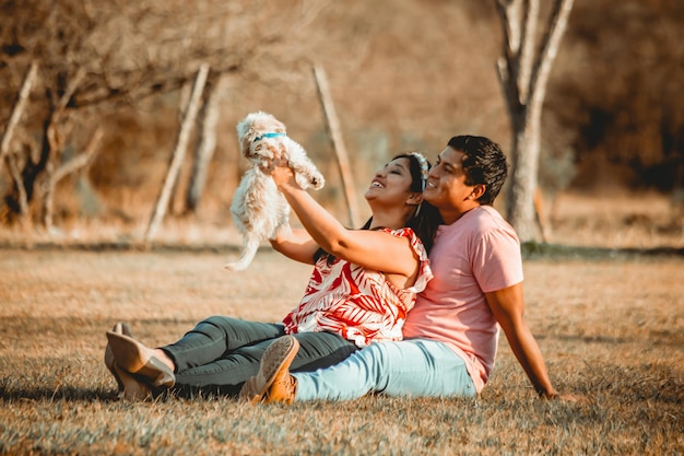 Casal feliz posando no campo recém-casado casal de noivos