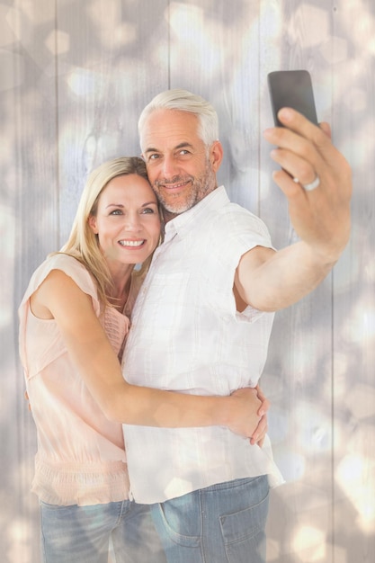 Casal feliz posando para uma selfie contra o padrão de design de pontos brilhantes de luz