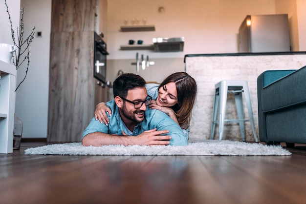 Foto casal feliz relaxando em casa.