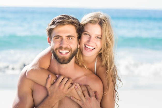 Casal feliz relaxando juntos na areia