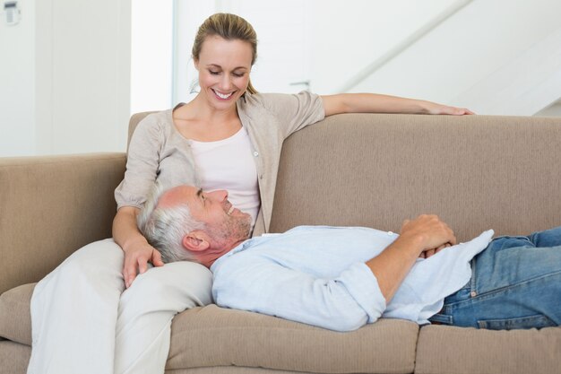 Casal feliz relaxando no sofá juntos