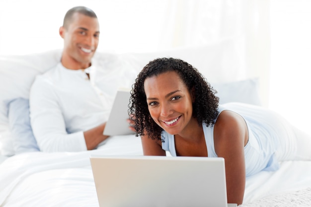 Casal feliz relaxante na sua cama