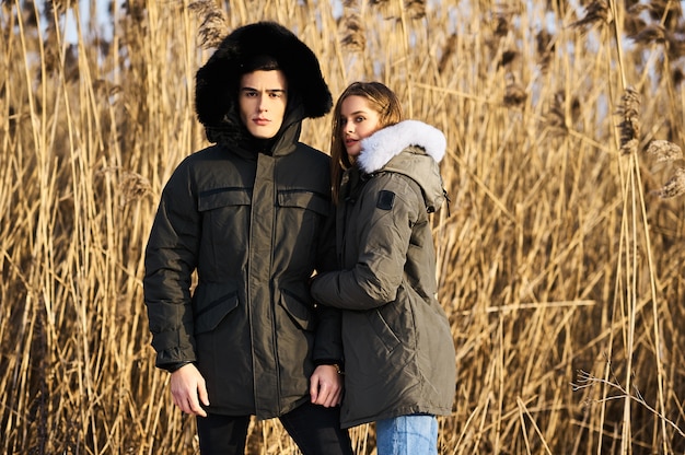 Casal feliz se abraçando e rindo ao ar livre no inverno. estilo de vida