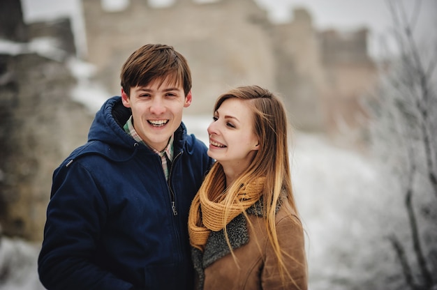 Casal feliz se divertindo ao ar livre no parque de neve. Férias de inverno.