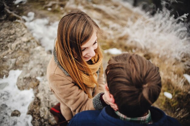 Casal feliz se divertindo ao ar livre no parque de neve.