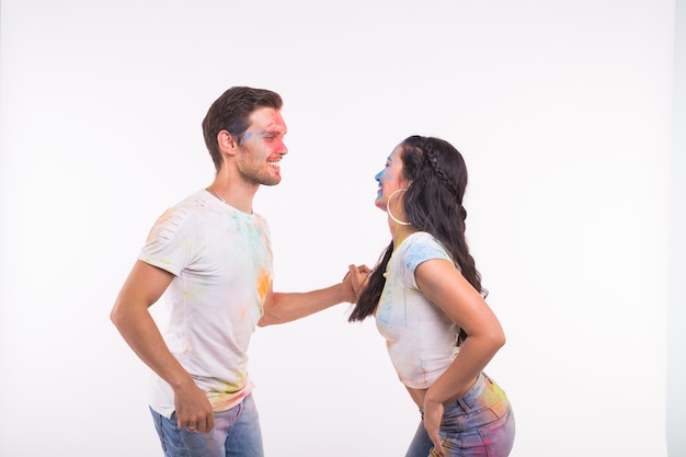 Casal feliz se divertindo coberto de tinta e dançando bachata