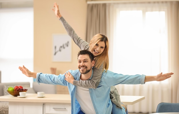 Casal feliz se divertindo em casa