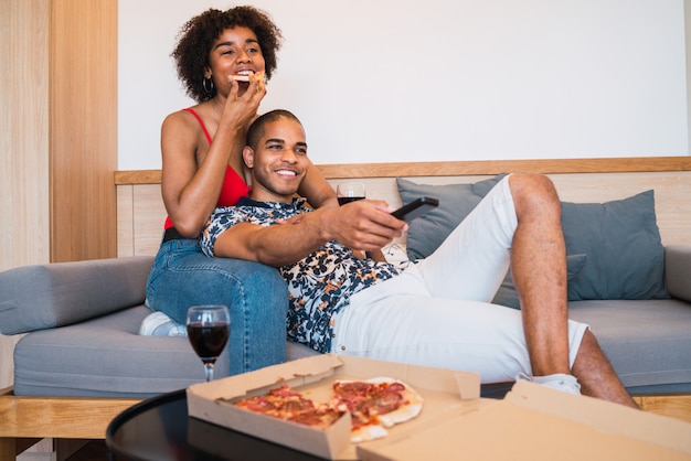 Casal feliz se divertindo juntos