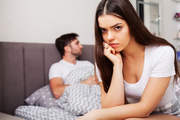 Casal feliz se divertindo na cama. Casal jovem sensual íntima no quarto, amando um ao outro