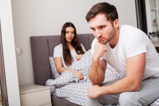 Casal feliz se divertindo na cama