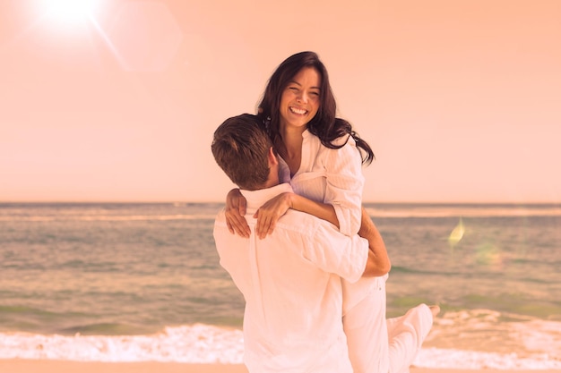 Casal feliz se divertindo na praia em um dia ensolarado