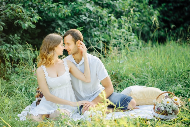 Casal feliz se divertir no parque na natureza