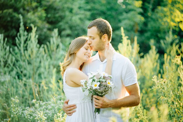 Casal feliz se divertir no parque na natureza