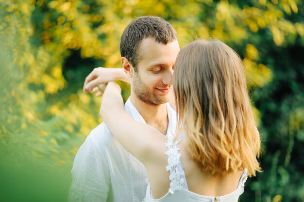 Casal feliz se divertir no parque na natureza