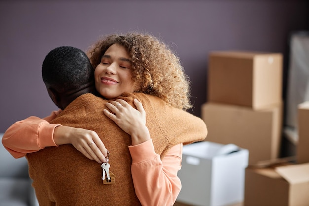 Casal feliz se mudando para casa nova