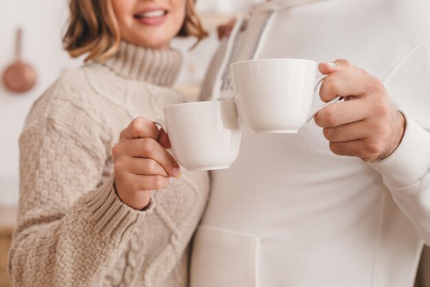 casal feliz segura xícaras de café