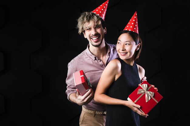 Casal feliz, segurando a caixa de presentes