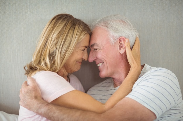 Casal feliz sênior, abraçando uns aos outros