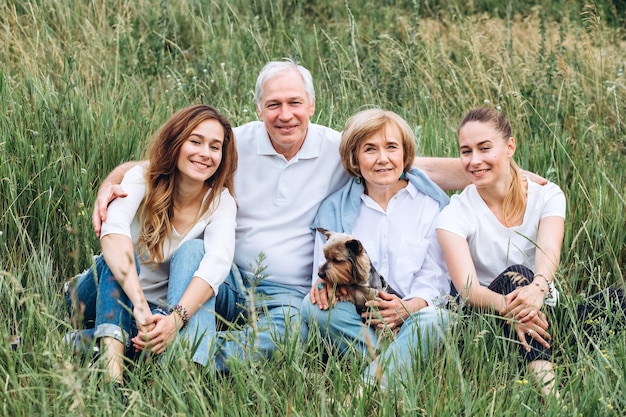 Casal feliz sênior com suas filhas na natureza