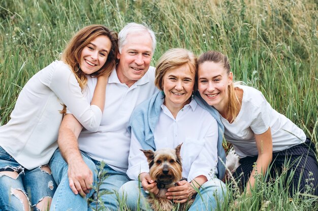 Casal feliz sênior com suas filhas na natureza