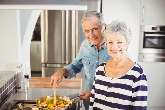 casal feliz sênior, cozinhar alimentos