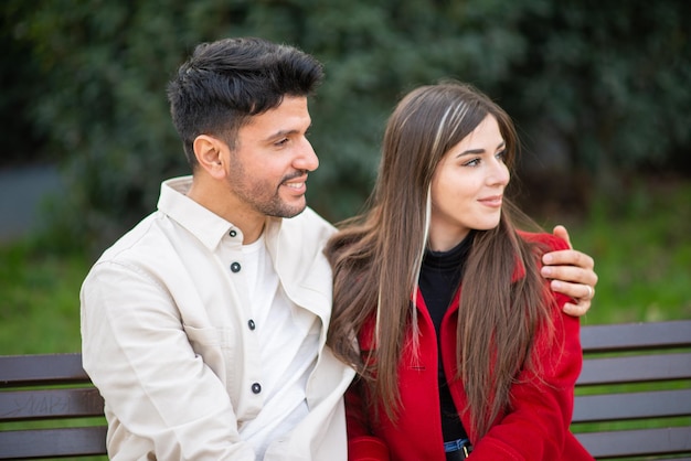 Casal feliz sentado em um banco