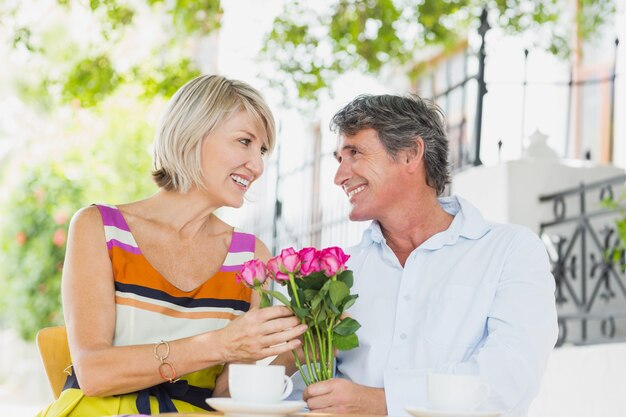 Casal feliz sentado no café