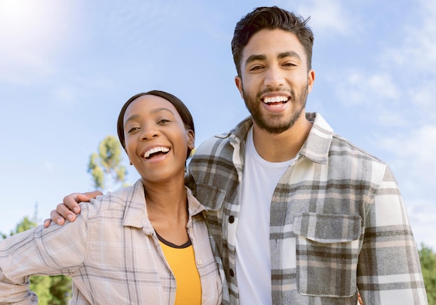 Casal feliz sorri e abraça para viagens de férias de verão ou férias juntos ao ar livre Retrato de homem e mulher abraçando sorrindo e curtindo a viagem ou fuga na natureza com felicidade