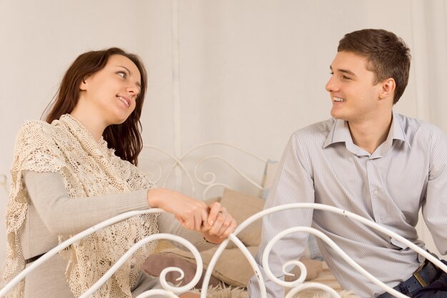 Casal feliz sorrindo em um encontro