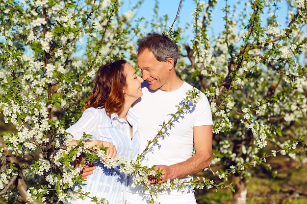 Casal feliz sorrindo no jardim de verão. família.