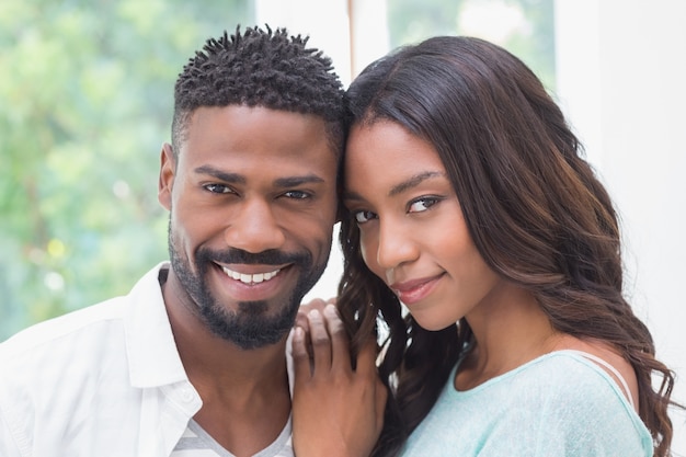 Casal feliz sorrindo para a câmera