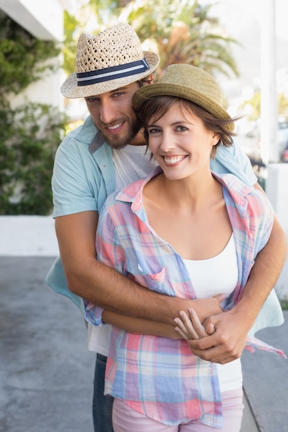 Casal feliz sorrindo para a câmera