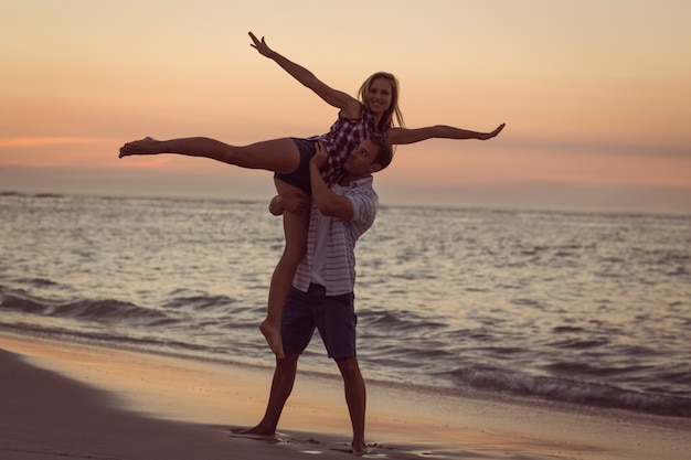 Casal feliz sorrindo