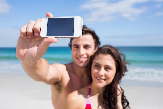 Casal Feliz tendo Selfie