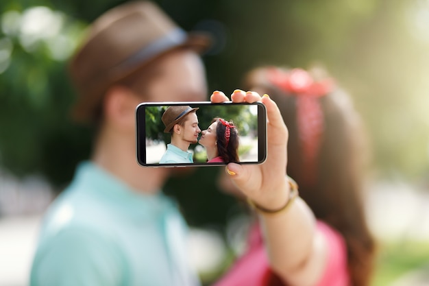 Foto casal feliz tirando fotos de auto-retrato com smartphone