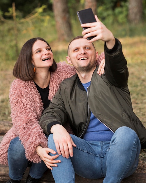 Foto casal feliz tirando selfie