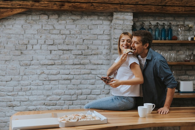 Casal feliz tomando café da manhã juntos em casa