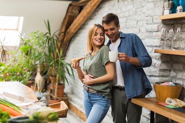 Casal feliz tomando café da manhã juntos em casa