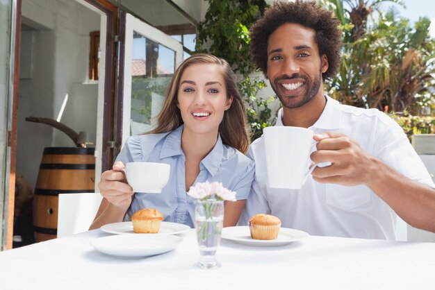 Casal feliz tomando café juntos