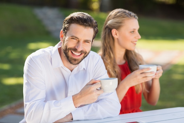 Casal feliz tomando café